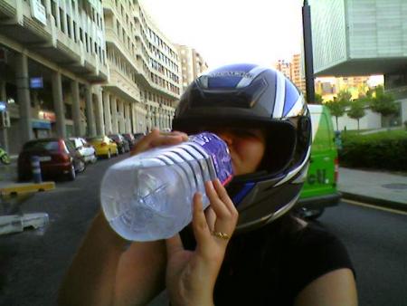 jul bebiendo agua,jaja.